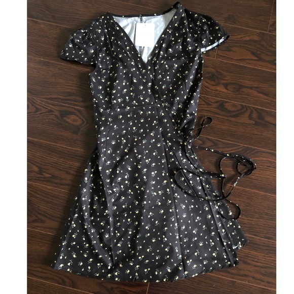 Brandy Melville Dresses & Skirts - Floral wrap dress